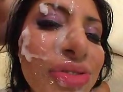 Latinskuju porno aktrisu izrjadno zalili potokami gustoj spermy
