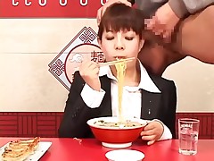 Азиатское буккакэ во время еды