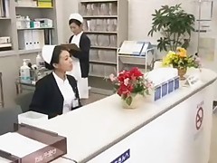 Послушная японская медсестра обслужила пациентов в больнице
