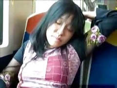 Азиаточка играет пальчиками в поезде