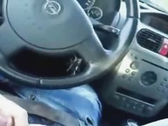 Блондиночка сосет в машине