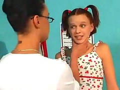 Студентка трахает свою учительницу лесбиянку страпоном