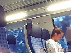 Чувак дрочит в поезде напротив незнакомой девушки