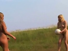 Молодые девч занялись легкой атлетикой голышом на поле