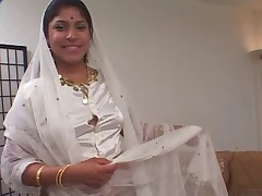 Индийская женщина сосет и дает в два члена анально