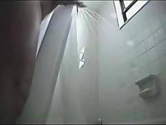 Skrytaja kamera nabljudaet za ochen' appetitnoj mamochkoj v dushe