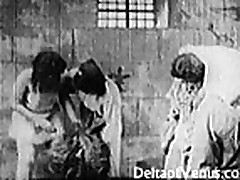 Винтажное видео зрелой дамы с волосатой киской