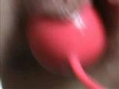 Brjunetka masturbiruet i suet v kisku seksigrushki